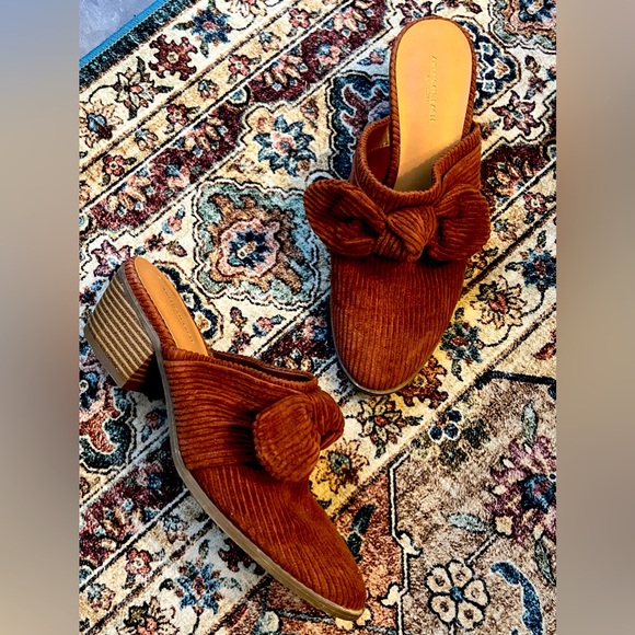 American Eagle Outfitters Shoes - EUC American Eagle brown corduroy bow heeled slide mules, size 8